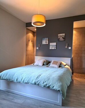 4 bedrooms, desk, iron/ironing board, free WiFi