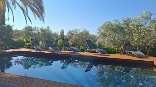 Villa between Aix-en-Provence and Marseille, in a green setting