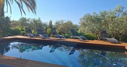 Villa between Aix-en-Provence and Marseille, in a green setting