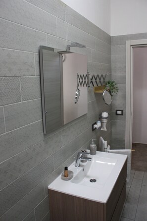 Dusj, hårføner, bidé og håndklær