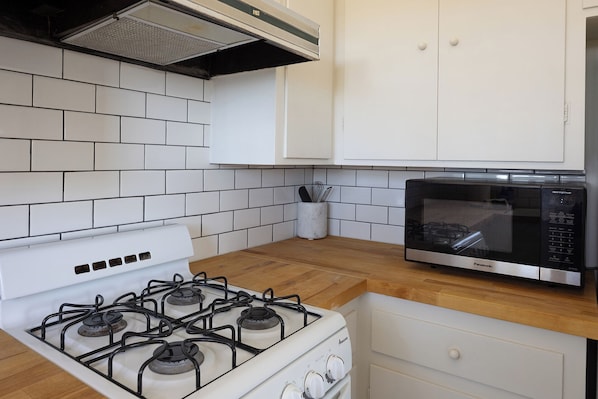 Réfrigérateur, four à micro-ondes, un four, surface de cuisson