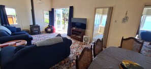 Una televisión, una chimenea