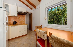 Fridge, oven, stovetop, coffee/tea maker