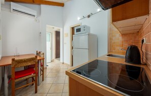 Fridge, oven, stovetop, coffee/tea maker