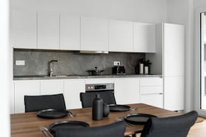 Réfrigérateur, un four, surface de cuisson, lave-vaisselle
