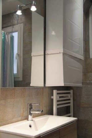 Douche, serviettes fournies, papier toilette