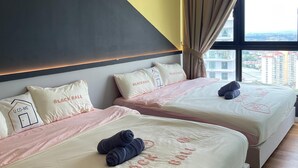 Dos camas con cabeceras iguales, almohadas con texto y un ventilador de techo.
