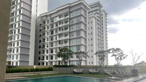 Un moderno edificio de apartamentos con piscina y zona de estar.