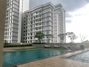 Outdoor pool - L22-ParadigmMall Residence Skudai by UCoMeStay (Skudai)