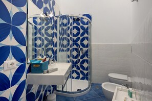 Douche, sèche-cheveux, serviettes fournies