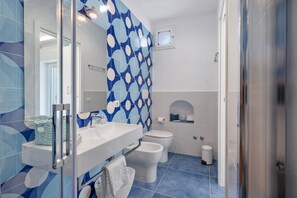 Douche, sèche-cheveux, serviettes fournies