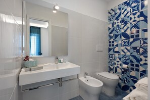 Een douche, een haardroger, handdoeken