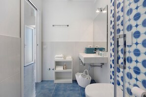 Dusj, hårføner og håndklær