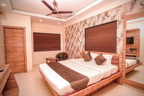 Kamar Double Superior, balkon, pemandangan kota | Brankas, meja kerja, ruang kerja ramah laptop, dan tirai kedap cahaya