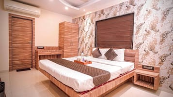 Quarto casal luxo | Cofres nos quartos, escrivaninha, espaço de trabalho para notebook