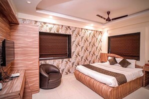 Kamar Double Deluks | Brankas, meja kerja, ruang kerja ramah laptop, dan tirai kedap cahaya