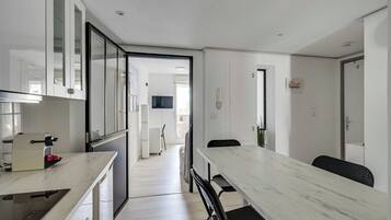 Een koelkast, een microgolfoven, een kookplaat