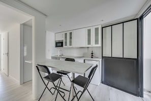 Refrigerador, microondas, placa de cocina, cafetera/tetera