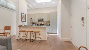 Fridge, microwave, stovetop, dishwasher