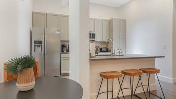 Fridge, microwave, stovetop, dishwasher