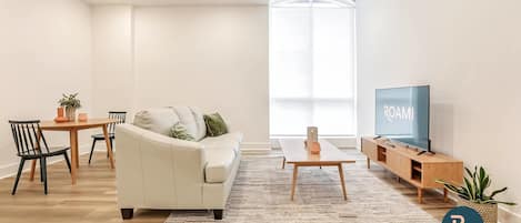 Una televisión, una oficina