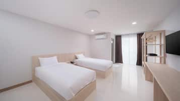 Kamar Double atau Twin Comfort | Ruang kerja ramah laptop, tirai kedap cahaya, dan Wi-Fi gratis