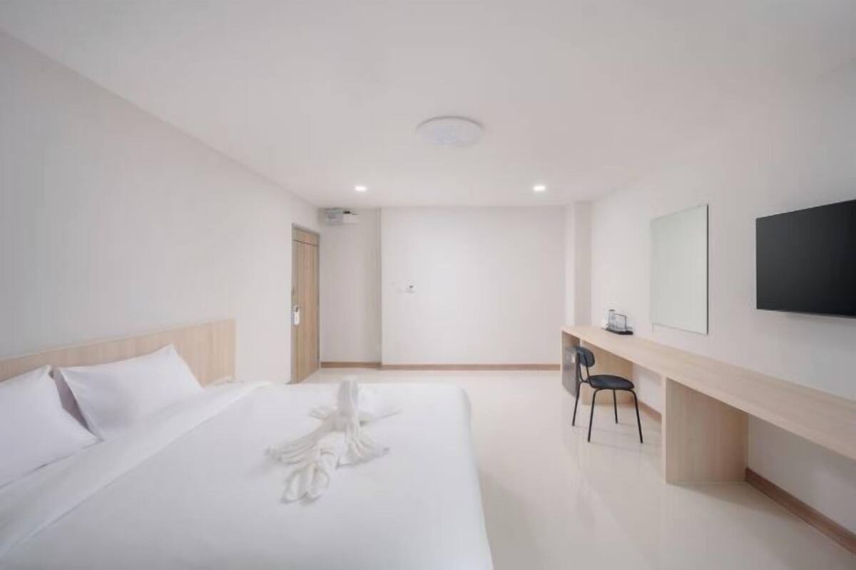 Laptop workspace, blackout curtains, free WiFi