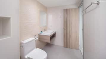 Espacio para trabajar con laptop, cortinas blackout y wifi gratis