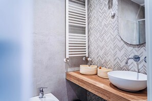 Doccia, asciugacapelli, bidet, asciugamani