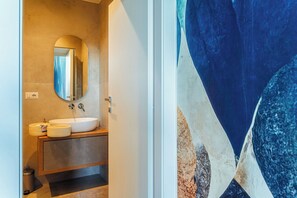 Shower, hair dryer, bidet, towels - Stylish Home with Swimming Pool in Salerno – Walk to Beach & City Center (Salerno)