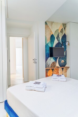 2 bedrooms, desk, iron/ironing board, free WiFi - Stylish Home with Swimming Pool in Salerno – Walk to Beach & City Center (Salerno)
