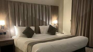 Cassaforte in camera, tende oscuranti, ferro/asse da stiro