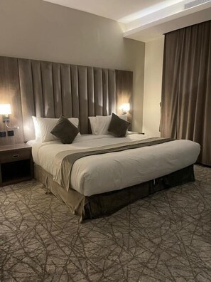 Safe på rommet, blendingsgardiner og strykejern/-brett