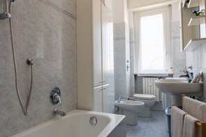 Shower, hair dryer, bidet, towels - Boccio D'Oro (Corsico)