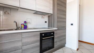 Fridge, oven, dishwasher, coffee/tea maker