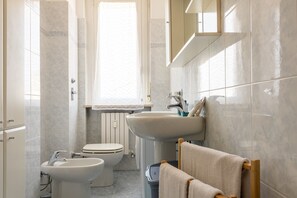 Shower, hair dryer, bidet, towels - Boccio D'Oro (Corsico)