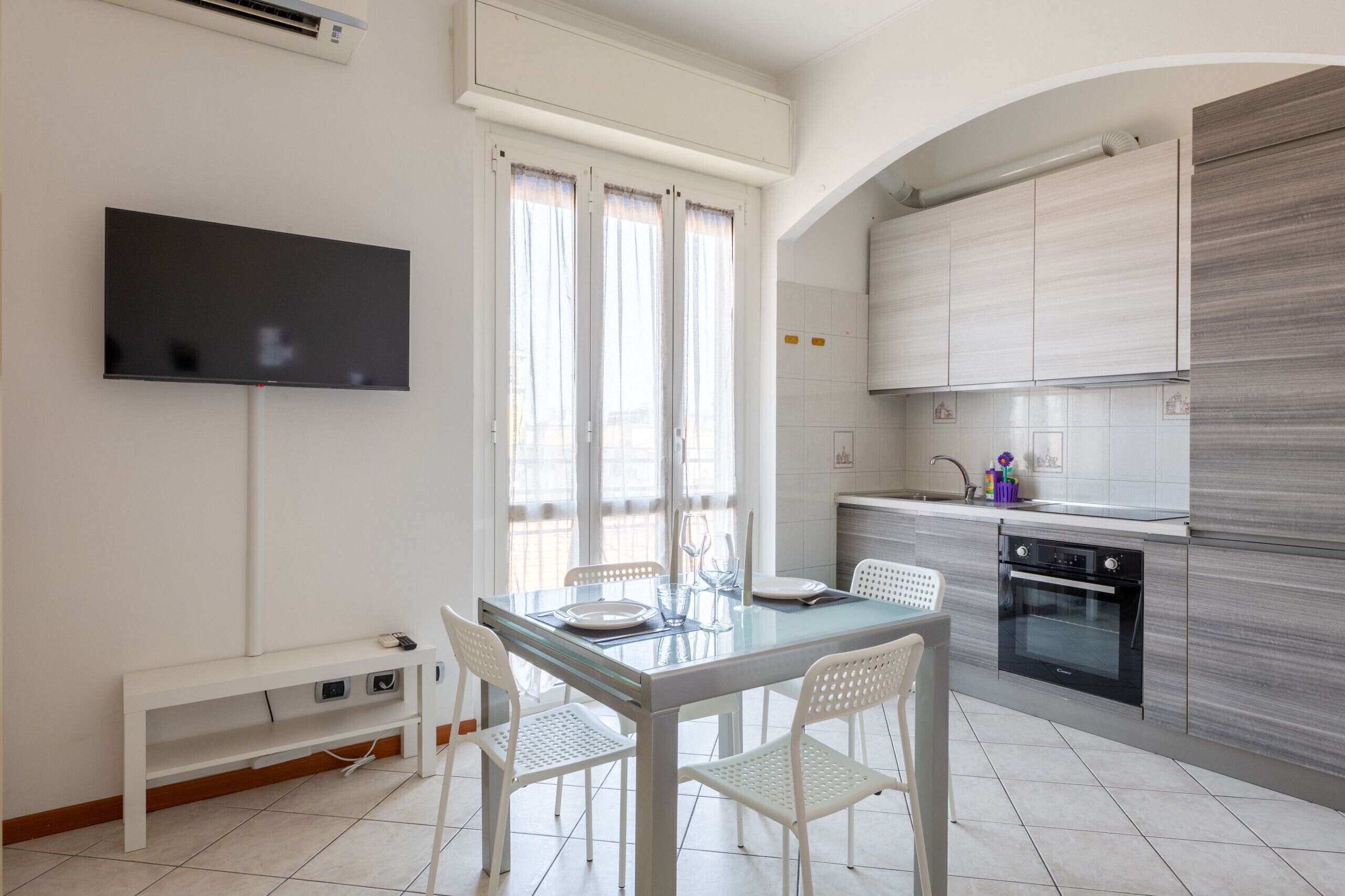 Fridge, oven, dishwasher, coffee/tea maker