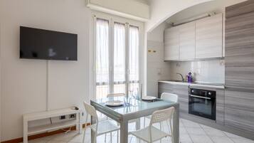 Fridge, oven, dishwasher, coffee/tea maker