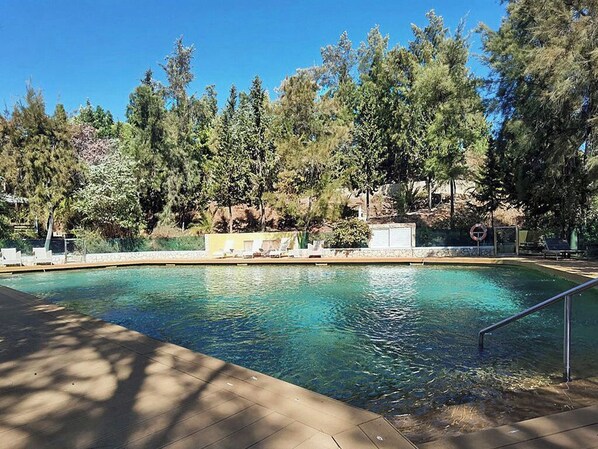 Una piscina al aire libre