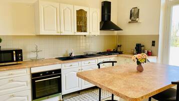 Een microgolfoven, een oven, een kookplaat