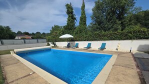 A rectangular swimming pool with a tiled edge, surrounded by a concrete deck. - VILLA COSY (fumel)