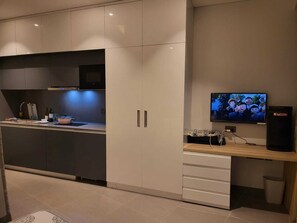 Private kitchen - Charming 1-bedroom apartment in wonderful Noida with AC (Noida)