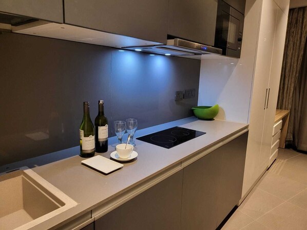 Private kitchen - Charming 1-bedroom apartment in wonderful Noida with AC (Noida)