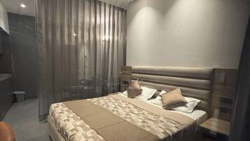 1 bedroom, internet, bed sheets