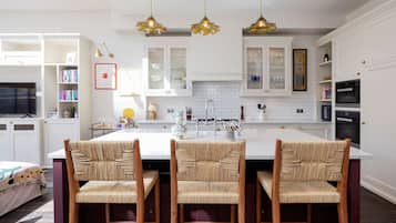 Fridge, dishwasher, toaster, cookware/dishes/utensils