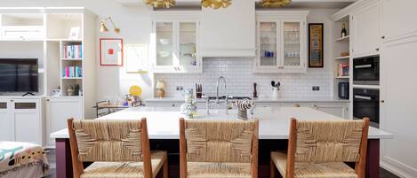 Kühlschrank, Geschirrspüler, Toaster, Kochgeschirr/Geschirr/Besteck