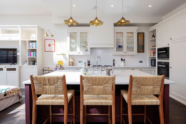 Fridge, dishwasher, toaster, cookware/dishes/utensils