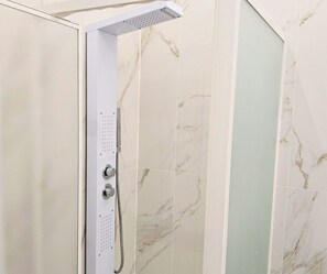Regadera, amenidades de baño gratuitas, secadora de cabello, bidet