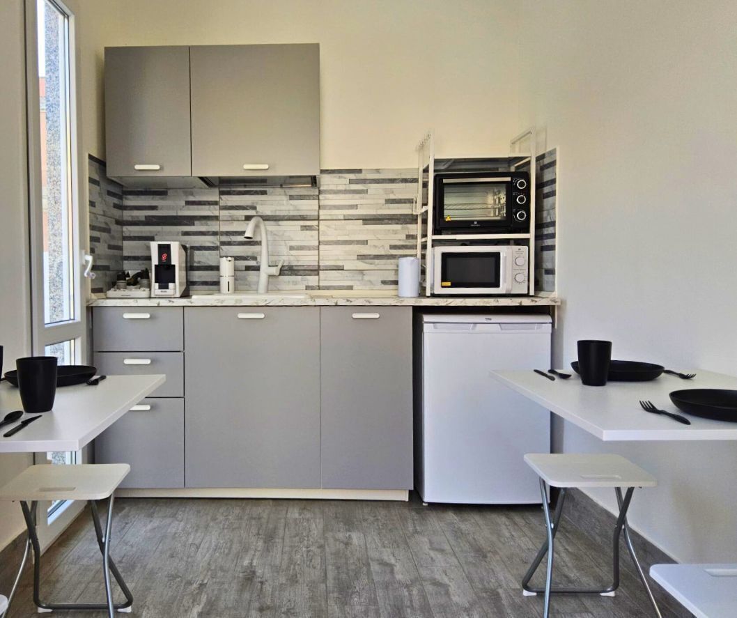 Frigorifero, microonde, forno, piano cottura