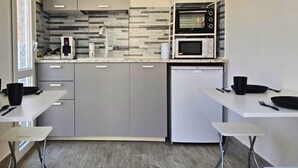 Kaffetrakter/tekoker, kjøleskap, mikrobølgeovn og ovn